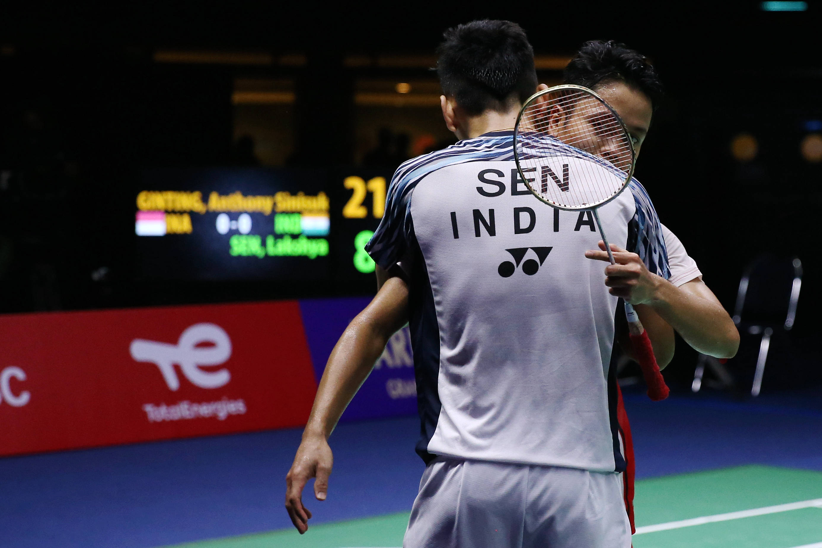 印度羽毛球队爆冷中国羽毛球队，辛杜高光表现