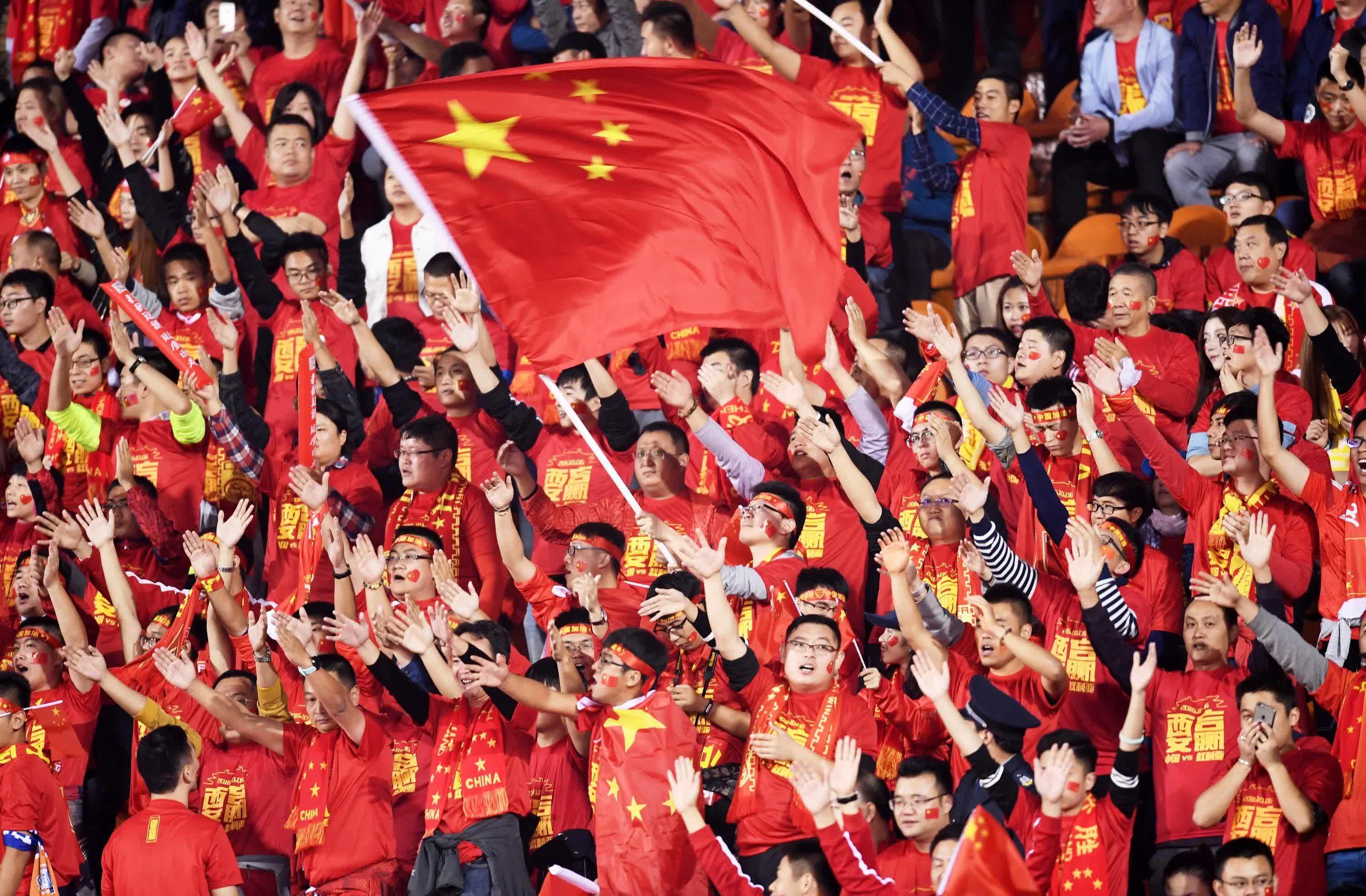 爱游戏官方-足球盛宴火爆进行，球场观众为胜利欢呼