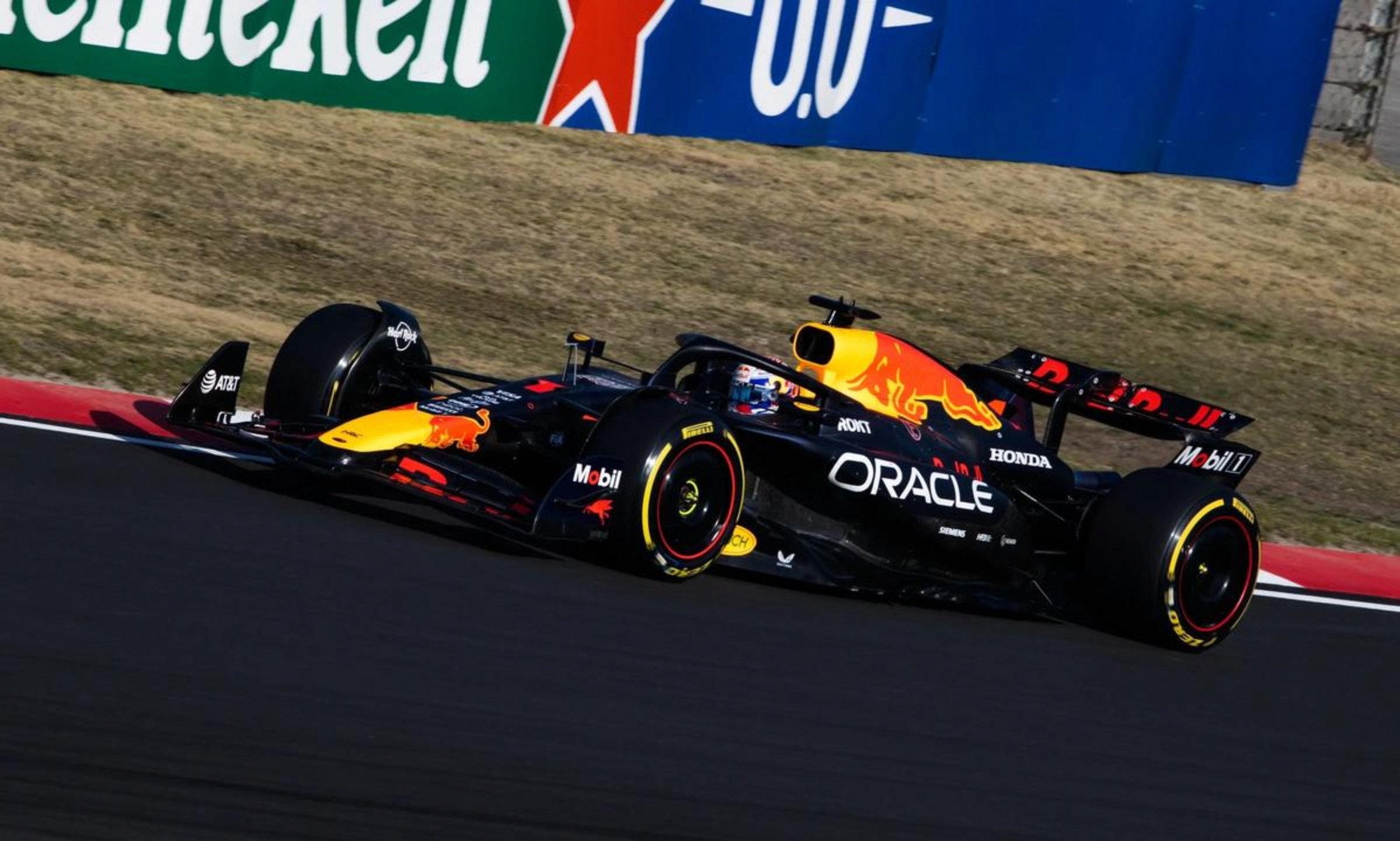 法拉利完胜红牛车队，皮亚斯特里扛起全队