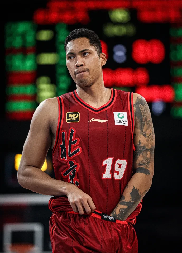 上海队险胜灰熊，周琦带队取胜