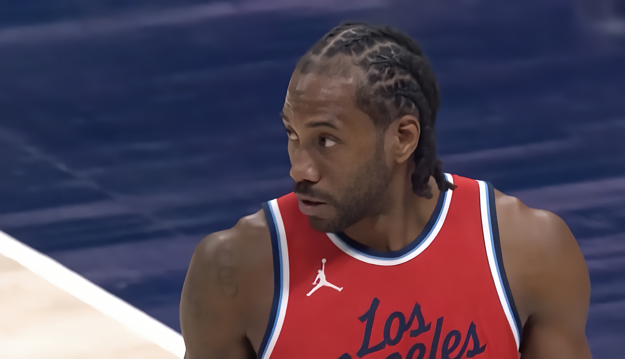 掘金完胜江苏队，伦纳德高光表现