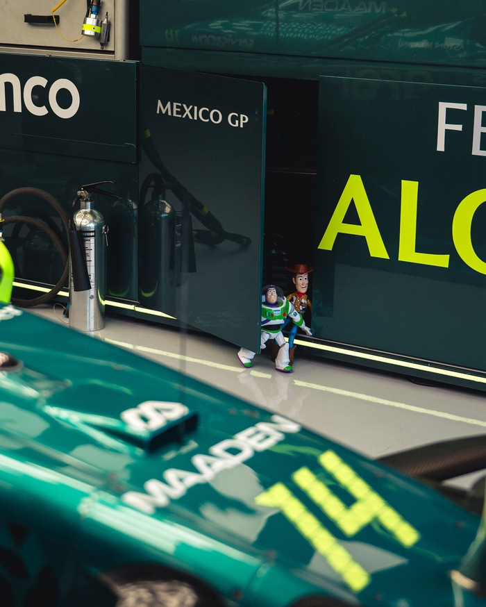 阿斯顿马丁险胜索伯车队，塞恩斯关键制胜